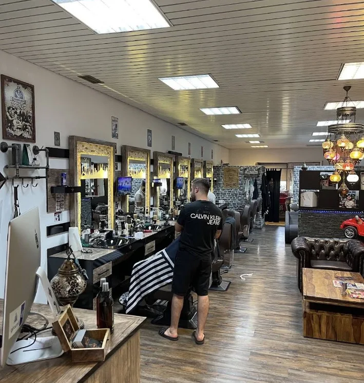 Blick in den echten Salon mit Barber-Stühlen und Spiegelplätzen